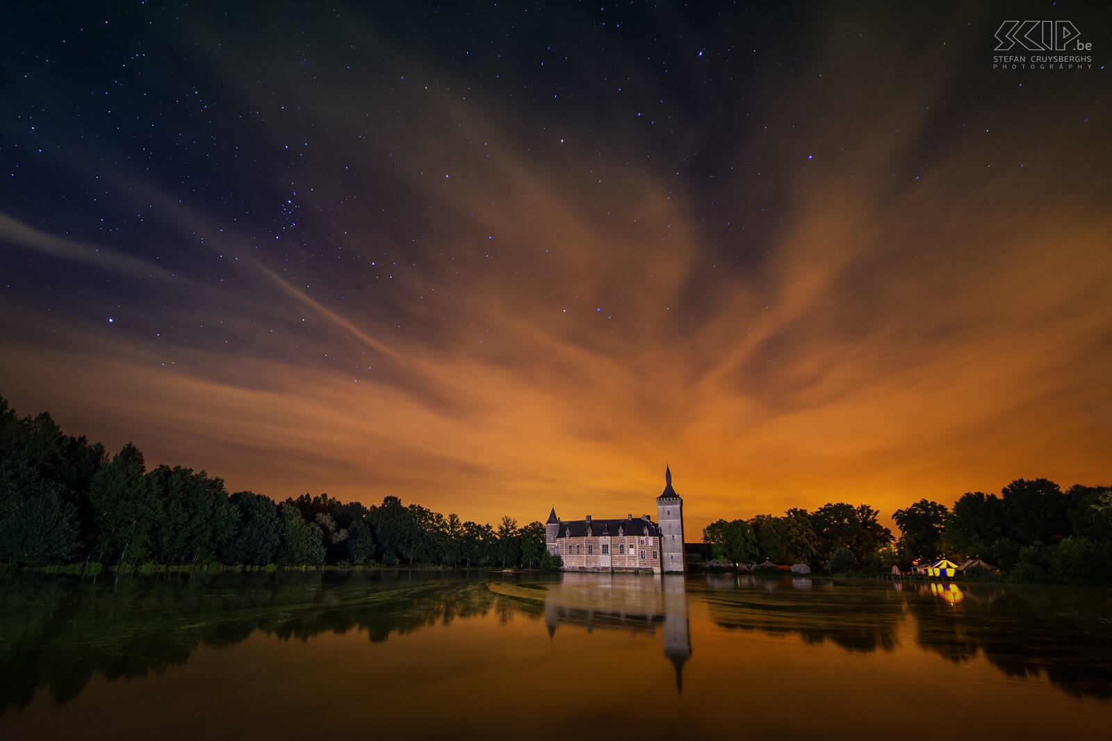 Hageland by night - Kasteel van Horst Het kasteel van Horst (Sint-Pieters-Rode, Holsbeek) met een prachtige sterrenhemel en oranje wolken van de lichtvervuiling in augustus. Het kasteel van Horst werd gebouwd in het midden van de 14e eeuw en is nog steeds vrij authentiek. Stefan Cruysberghs